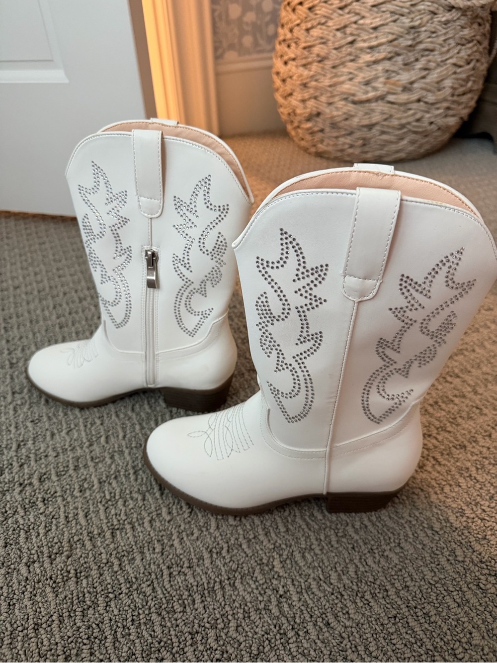 Girls size 2 white cowgirl boots never worn